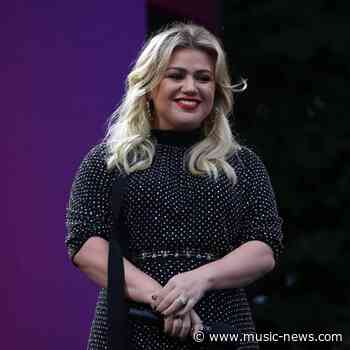 Kelly Clarkson's kids are having therapy amid her divorce
