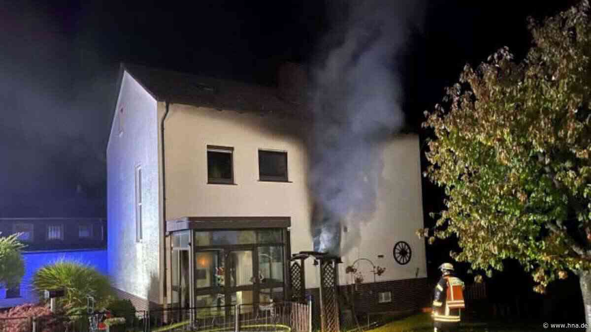 Brand: Feuerwehrleute stürmen in Gebäude - Person schwer verletzt - HNA.de