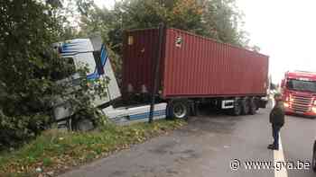 Trucker vergist zich van pedaal en rijdt in gracht - Gazet van Antwerpen