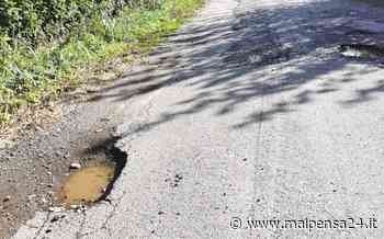 Buio pesto e voragini, via Samarate protesta: «Siamo cittadini di serie C? - malpensa24.it