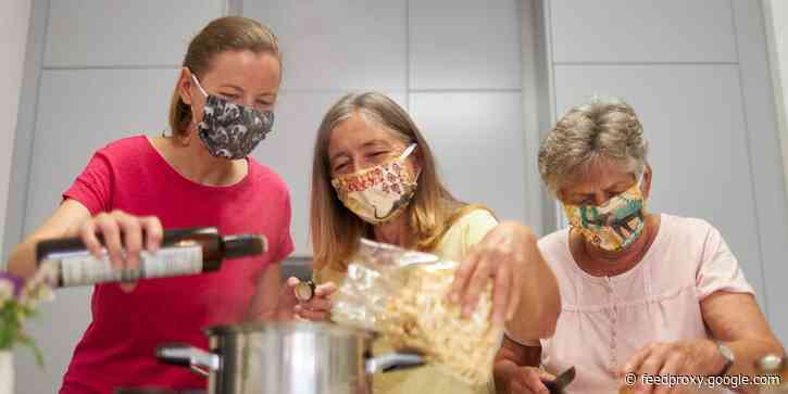 Coronavirus social bubbles might pop this winter. Here's why small gatherings aren't as safe as you may think.