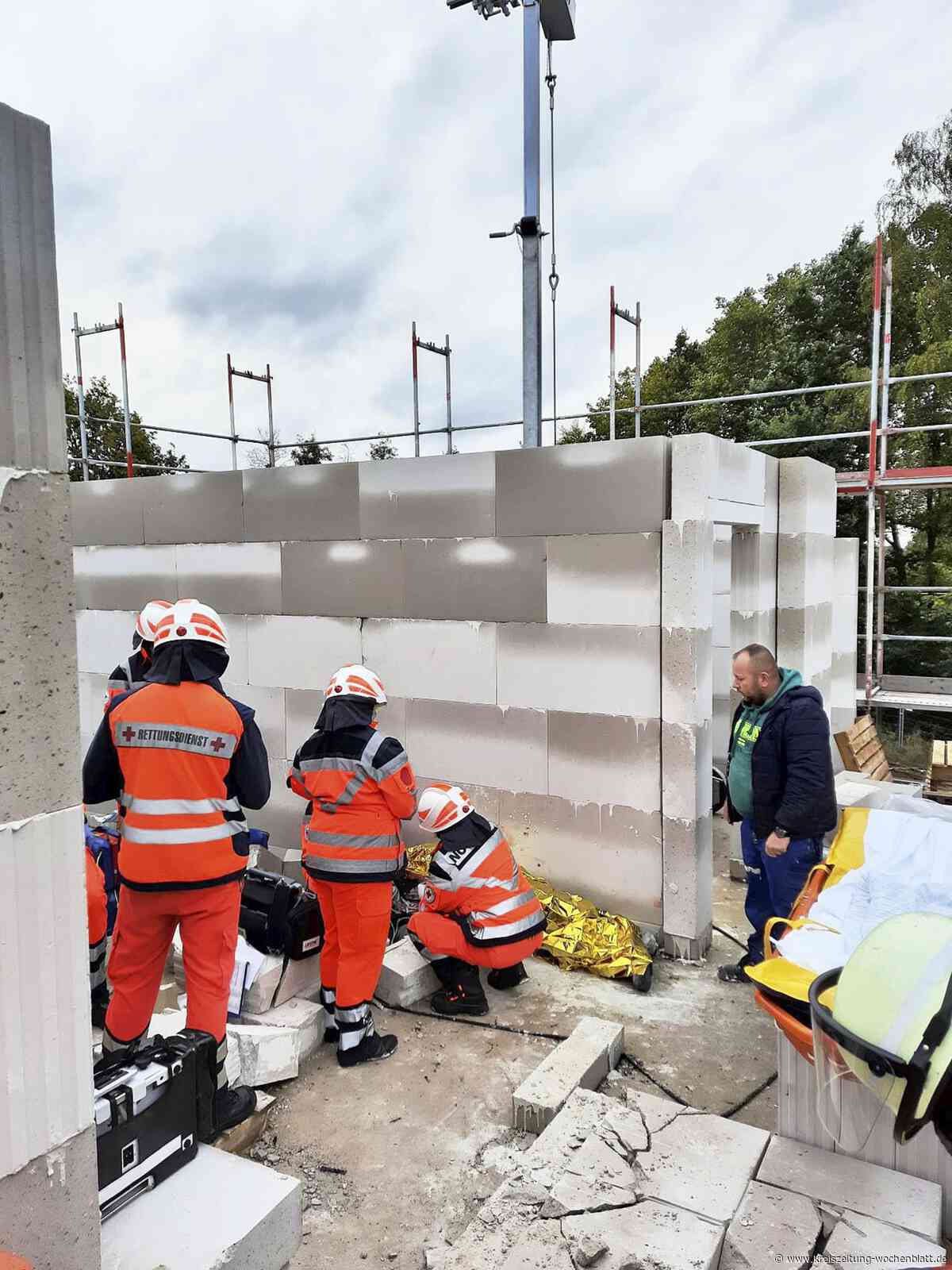 Von Kollegen befreit: Bauarbeiter beim Mauern von Steinen verschüttet - Kreiszeitung Wochenblatt