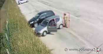 Lancia la spazzatura tra l'erba, ma non la fa franca - La voce di Rovigo