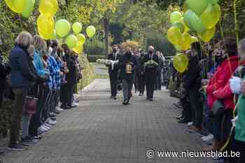 Erehaag en ballonnen voor overleden voorzitter carnaval Mario (53)