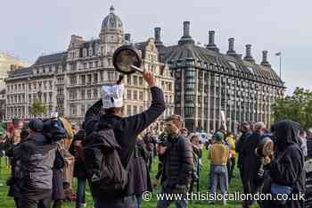 Restaurant and bar staff protest London Tier 2 lockdown