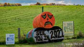 Ontario recommends against trick-or-treating in COVID-19 hot zones, as 704 new cases confirmed