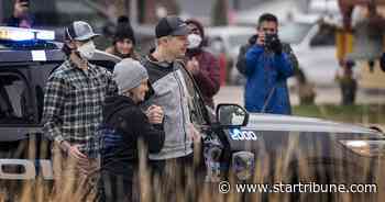 Waseca, Minn., welcomes wounded police officer home