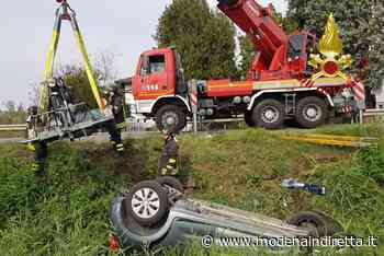 Modena, finisce fuori strada con l'auto: via Emilia Ovest chiusa per mezz'ora. FOTO - modenaindiretta.it