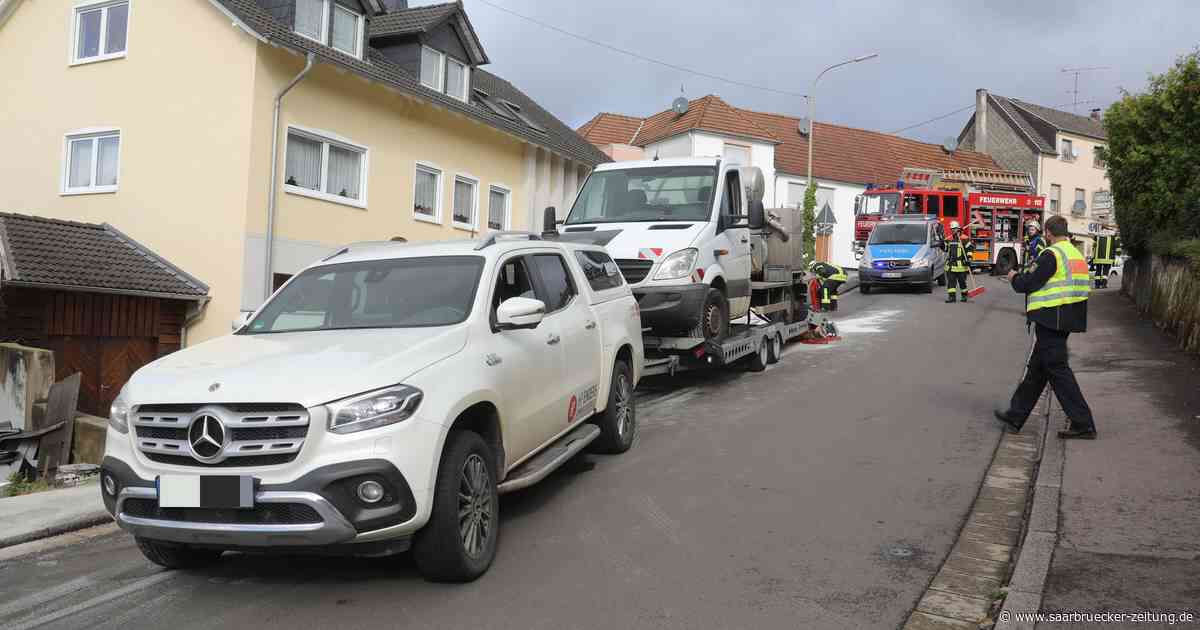 Unfall in Schwalbach mit geplatztem Motor und austretendem Öl - Saarbrücker Zeitung