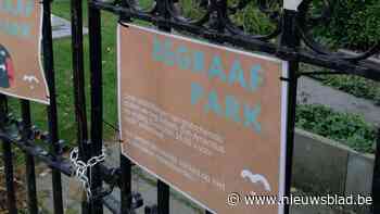 Gevandaliseerde graven liggen vol bouwafval, burgemeester sluit nu ook andere kerkhoven: “We staan voor een raadsel”