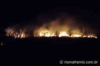 Bombeiros de Mafra combatem incêndio em vegetação no Faxinal - Riomafra Mix