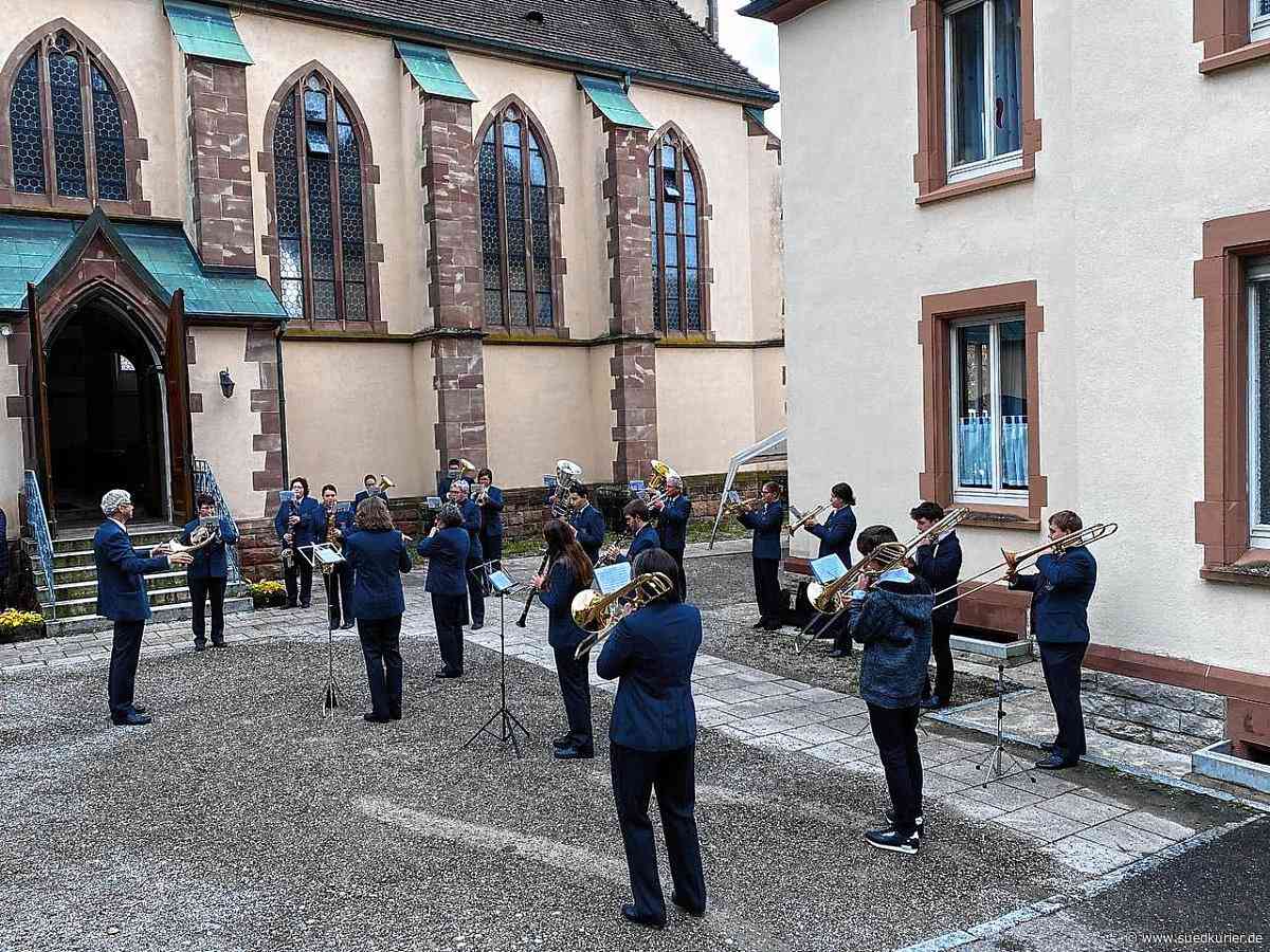 Wehr: Freude in Corona-Zeiten: Pfarrgemeinde Öflingen feiert den sanierten Kirchturm - SÜDKURIER Online