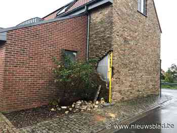 Vrachtwagen knalt tegen woning, brandweer moet gevel stutten