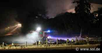 Brennender Mist in Bexbach: Feuerwehr stundenlang im Einsatz - sol.de