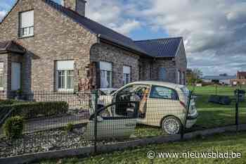 Bestuurster zwaargewond na klap tegen gevel: “Normaal gezien zitten we ’s avonds in die hoek tv te kijken”