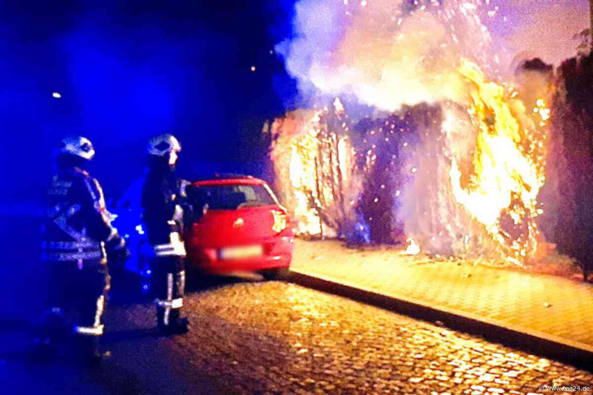 Lauter Knall und plötzlich brennt die Hecke: Feuerwehr in Heidenau mit nächtlichem Einsatz - TAG24