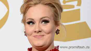 "Ängstlich!": Adele feiert Premiere als Show-Moderatorin - Promiflash.de