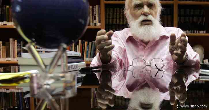 James Randi, dazzling magician and skeptic, dies at 92