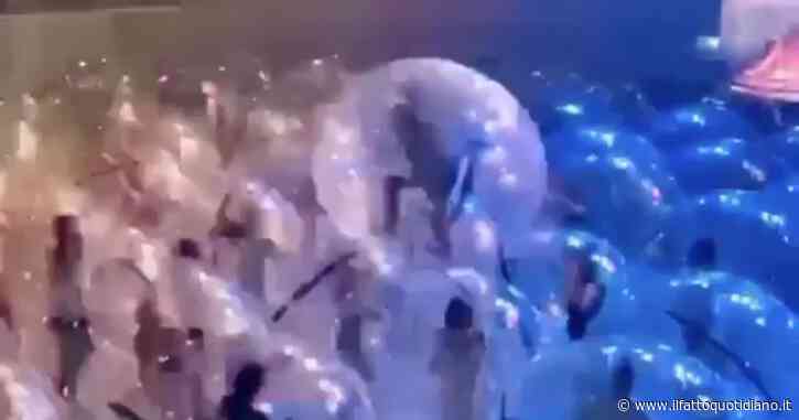 Musicisti e spettatori sono dentro bolle di plastica: ecco il concerto live anti-Covid di una band americana – Il video