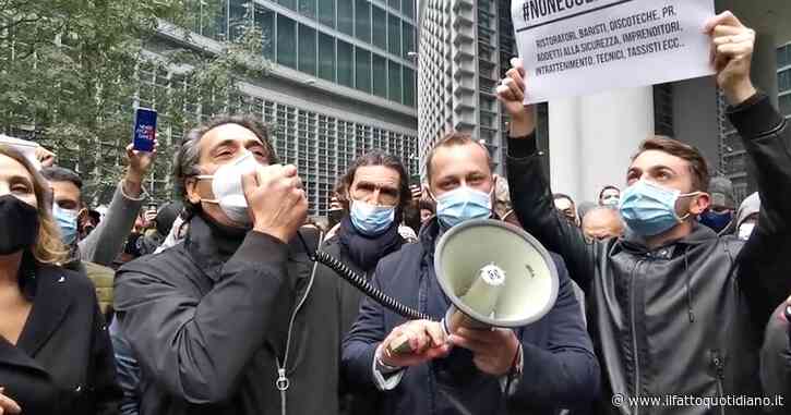 Coprifuoco in Lombardia, protesta dei ristoratori sotto il palazzo della Regione: “Ascoltateci o siamo pronti a una serrata collettiva”
