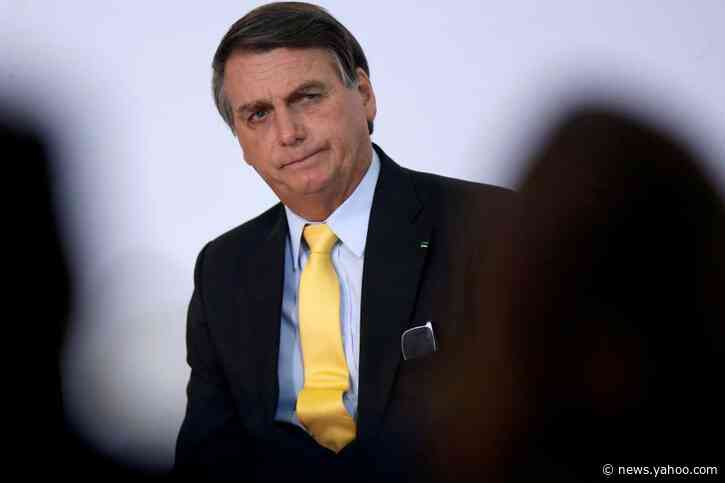 Brazil&#39;s Bolsonaro chats with coronavirus-infected health minister wearing no mask