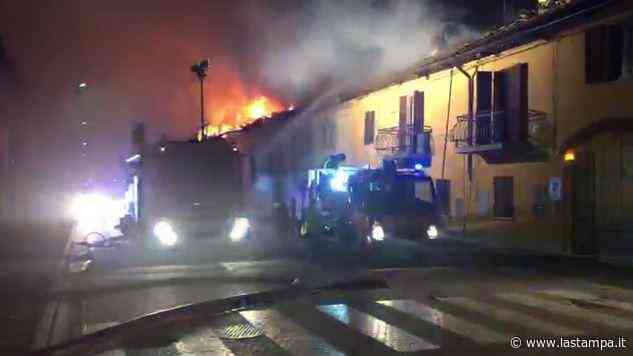 Incendio a Grugliasco, case inagibili per sei famiglie in via La Salle - La Stampa