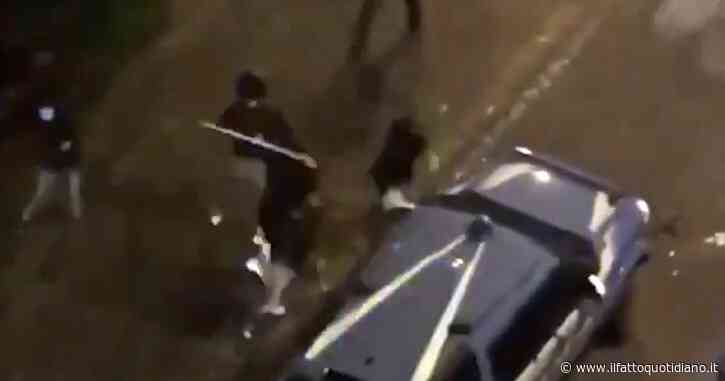 Pugni, pietre e bastoni contro l’auto della polizia: l’assalto durante le proteste contro il coprifuoco a Napoli