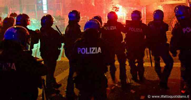 Napoli, ancora proteste contro le restrizioni: tre bombe carta contro la polizia. Manifestanti respinti con una carica