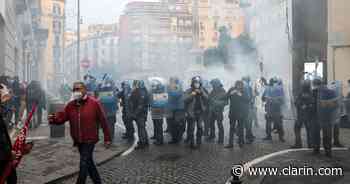 Crecen las protestas contra el toque de queda mientras el coronavirus se dispara en Italia - Clarín
