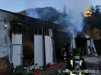 Capannone in fiamme a Castel d'Aiano. Un ferito - Modena 2000