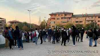 Modena Polo Leonardo. Studenti, ressa sui bus e davanti ai cancelli I presidi: «Preoccupati anche i genitori» - La Gazzetta di Modena