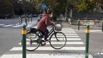 Modena, paletti anche in via Moreali: "Pericolosi anche per auto e bici" - La Gazzetta di Modena
