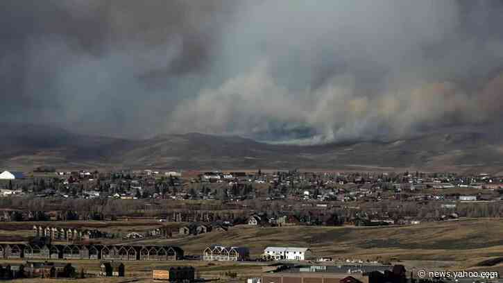 Colorado wildfire forces more evacuations