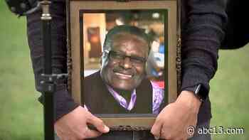 Houston 2020 election: Family brings photos of loved one lost during the coronavirus pandemic into the voting booth - KTRK-TV