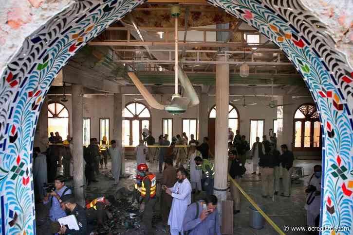 At least 8 dead in Pakistan bombing