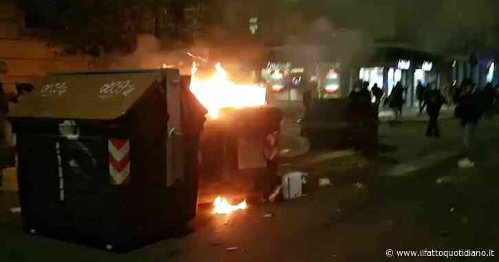 Roma, scontri in piazza del Popolo alla manifestazione contro le chiusure: bombe carta e cassonetti a fuoco. Polizia usa idranti
