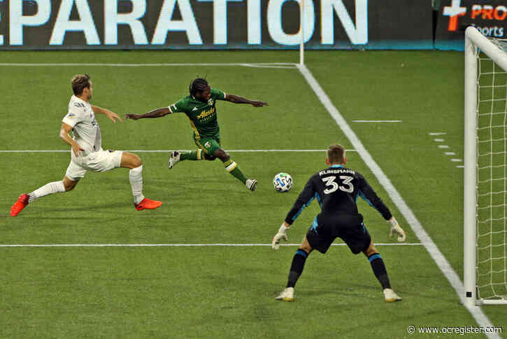 Cristian Pavon scores twice, but Galaxy’s slide continues in Portland