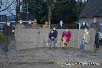 Kunstenaar Rik ontwerpt zitbank voor buurvrouw Trien (39), die er misschien niet lang van kan genieten, “maar nog een praatje slaan, daar kan ik zo hard van genieten”