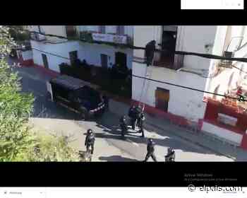 Los Mossos desalojan la Casa Buenos Aires un día después de que JxCat y ERC apoyaran el proyecto de los okupas - EL PAÍS