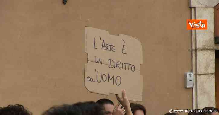 Coronavirus, la protesta dei lavoratori dello spettacolo a Roma: “Non sappiamo come fare, vergognoso paragonare i teatri al bingo”