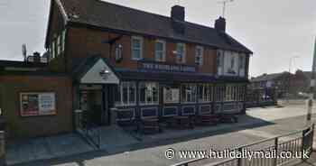 Man attacked and robbed outside Hull pub
