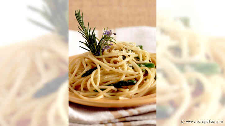 Recipe: Spaghetti in a garlic-rosemary sauce with asparagus is a delectable dish