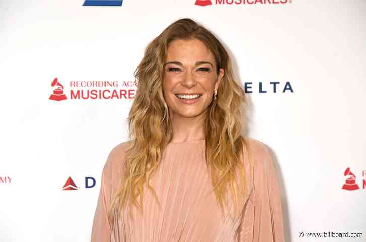 LeAnn Rimes Bares All With ‘Unabashedly Honest’ Post About Her Psoriasis