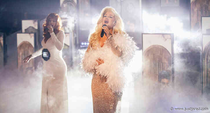 Kelly Clarkson Dresses as Meryl Streep in 'Death Becomes Her' for Halloween, Sings 'Stayin' Alive' (Video)