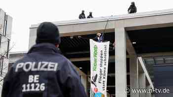Banner entrollt: Aktivisten wollen BER-Eröffnung stören