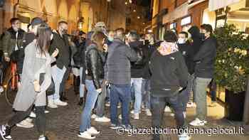 Modena. Protesta no lockdown tra insulti e risse. Scontro con una gang e spunta un coltello - La Gazzetta di Modena