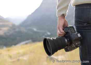 Universal collapsible camera lens hood