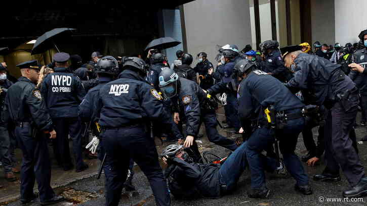 Anti-Trump protesters waiting to intercept MAGA caravan violently clash with NYPD… as convoy halts traffic in New Jersey (VIDEOS)