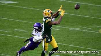 Report: Mark Fields punctures lung on receiver’s cleat, remains in Green Bay