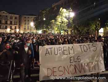 Aglomeración contra el desalojo de la Casa Buenos Aires en la plaza de la Catedral - Metropoliabierta.com